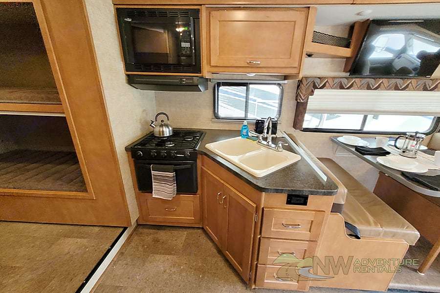 Photo 12 - 2017 Winnebago Class C Motorhome rental photo 14
