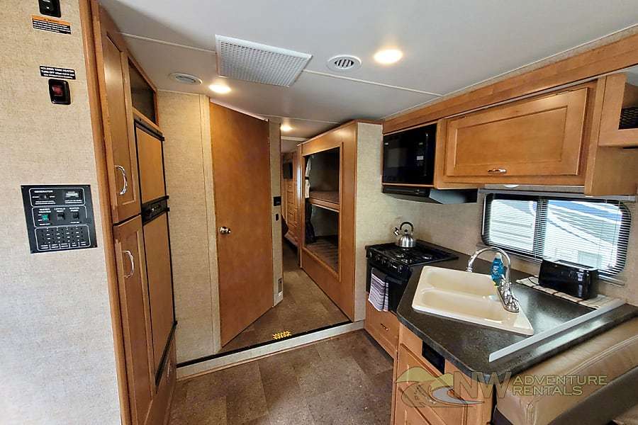 Photo 13 - 2017 Winnebago Class C Motorhome rental photo 15
