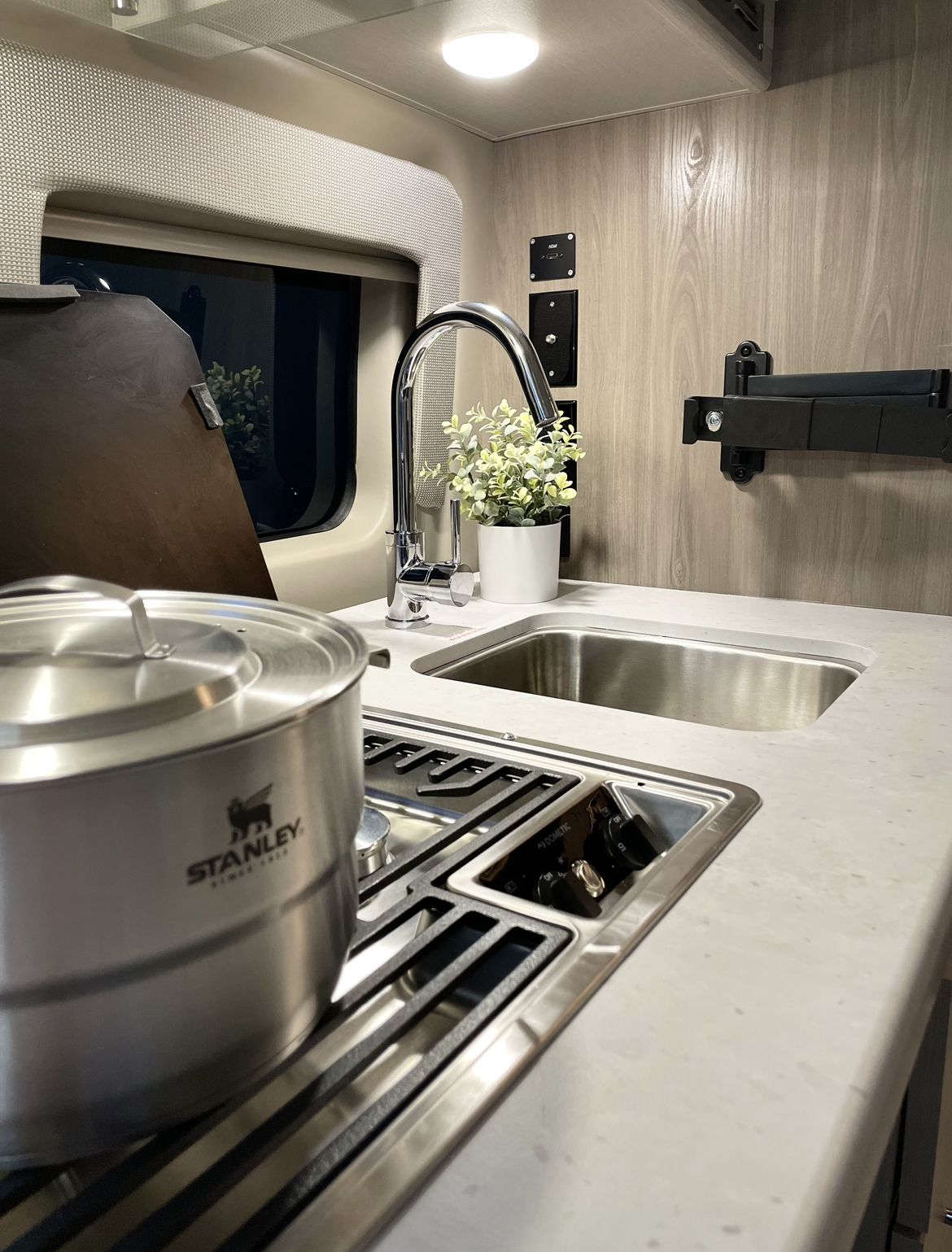 Photo 5 - 2022 Thor Motor Coach Class B Motorhome rental photo 7