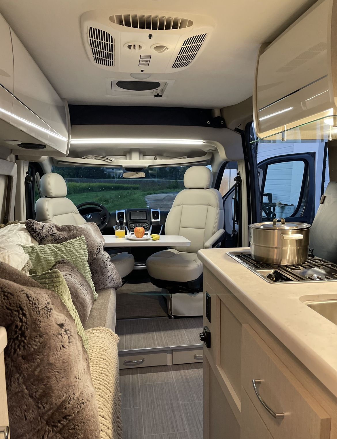 Photo 10 - 2022 Thor Motor Coach Class B Motorhome rental photo 12