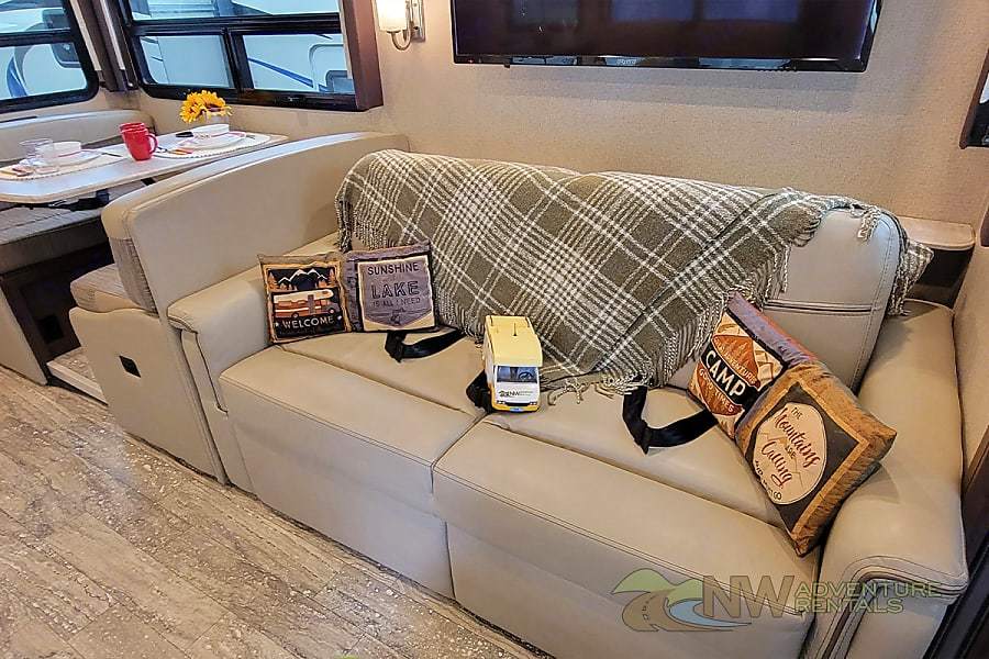 Photo 4 - 2020 Thor Class A Motorhome rental photo 6