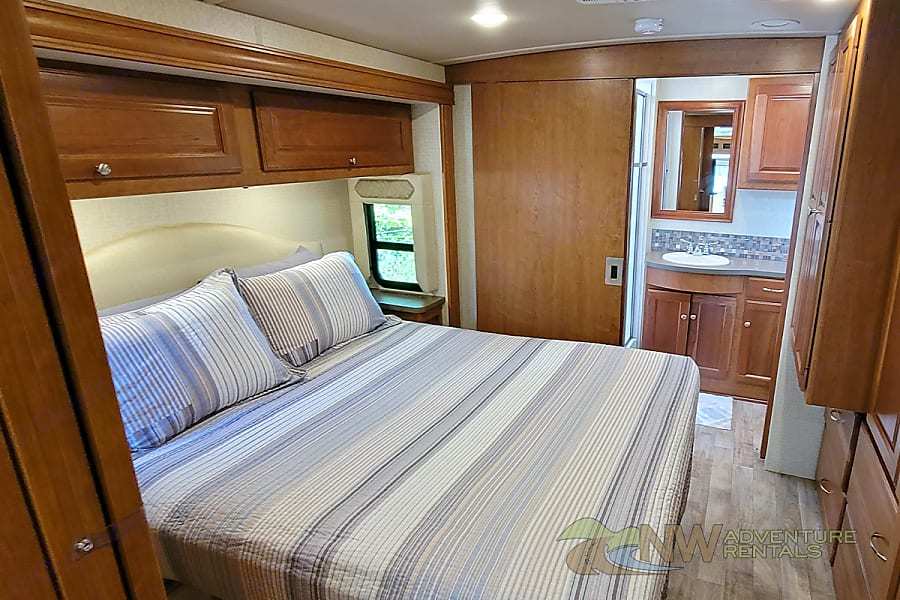Photo 11 - 2018 Winnebago Class A Motorhome rental photo 13