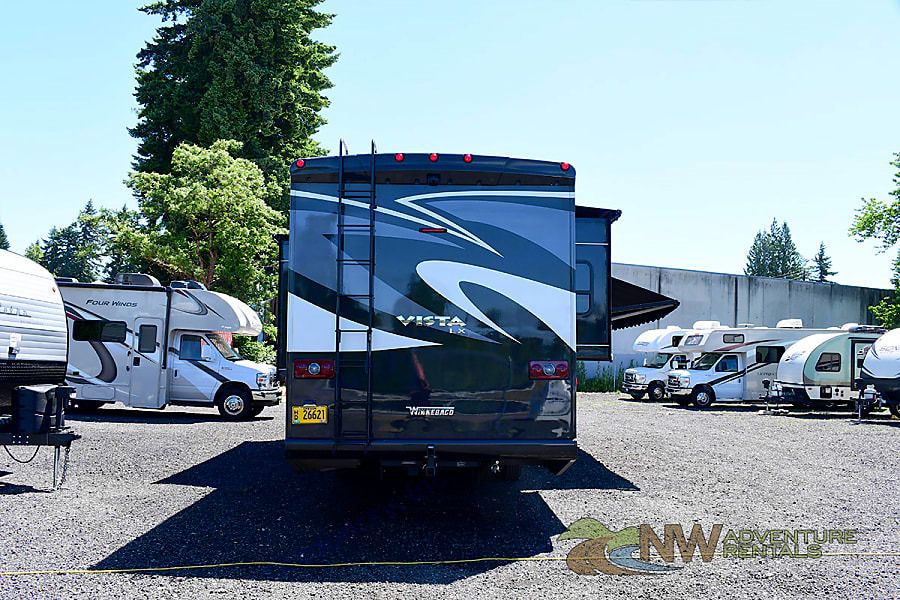 Photo 17 - 2018 Winnebago Class A Motorhome rental photo 19