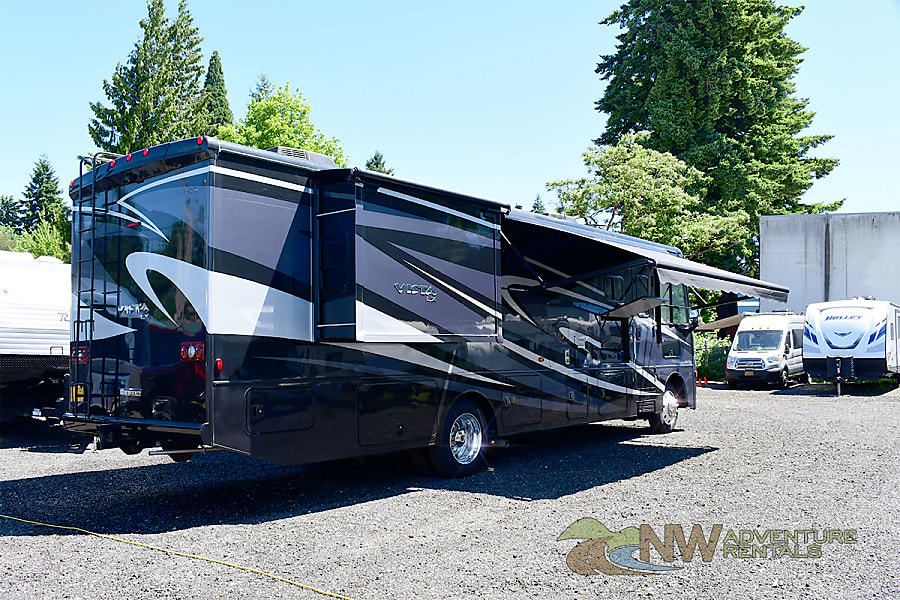 Photo 26 - 2018 Winnebago Class A Motorhome rental photo 28