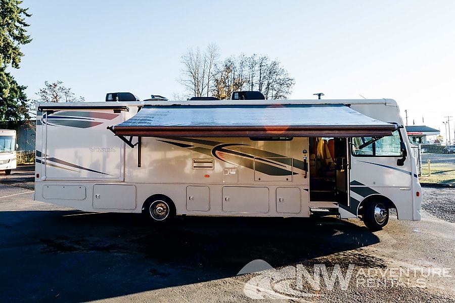 Photo 1 - 2018 Winnebago Class A Motorhome rental photo 14