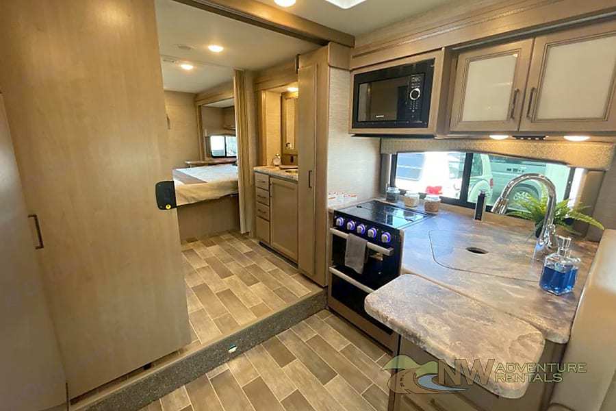 Photo 7 - 2022 Thor Motor Coach Class C Motorhome rental photo 9