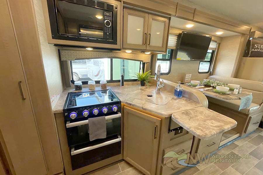 Photo 8 - 2022 Thor Motor Coach Class C Motorhome rental photo 10