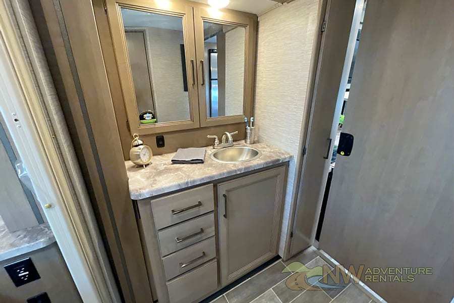 Photo 10 - 2022 Thor Motor Coach Class C Motorhome rental photo 12