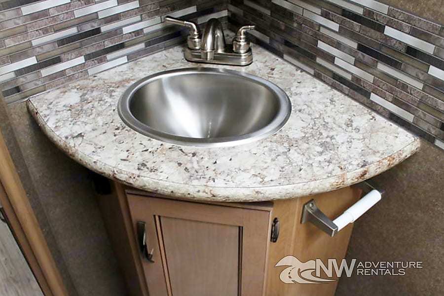 Photo 5 - 2020 Thor Class C Motorhome rental photo 7