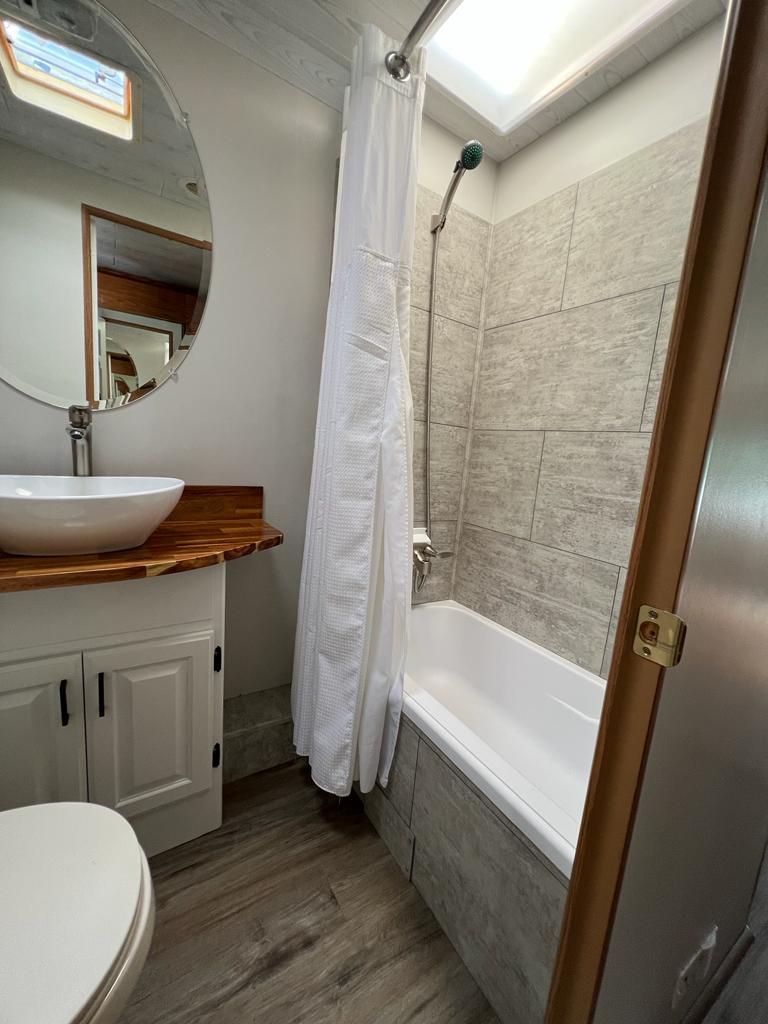 Photo 7 - 2001 Gulf Stream Class A Motorhome rental photo 9
