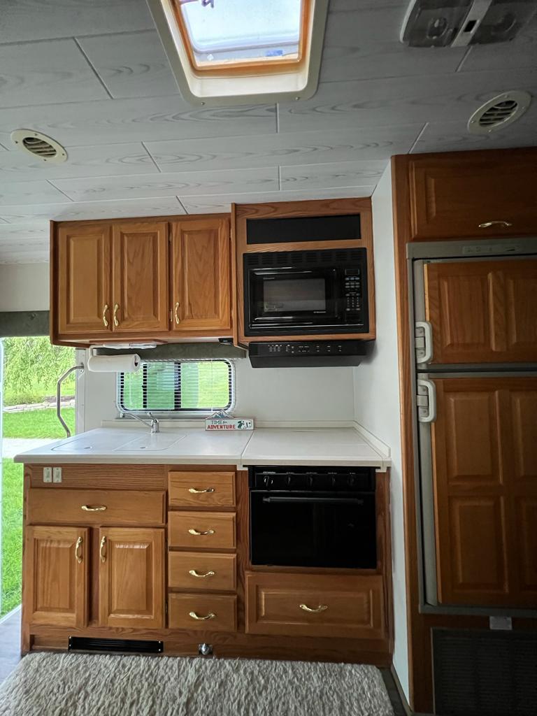 Photo 8 - 2001 Gulf Stream Class A Motorhome rental photo 10