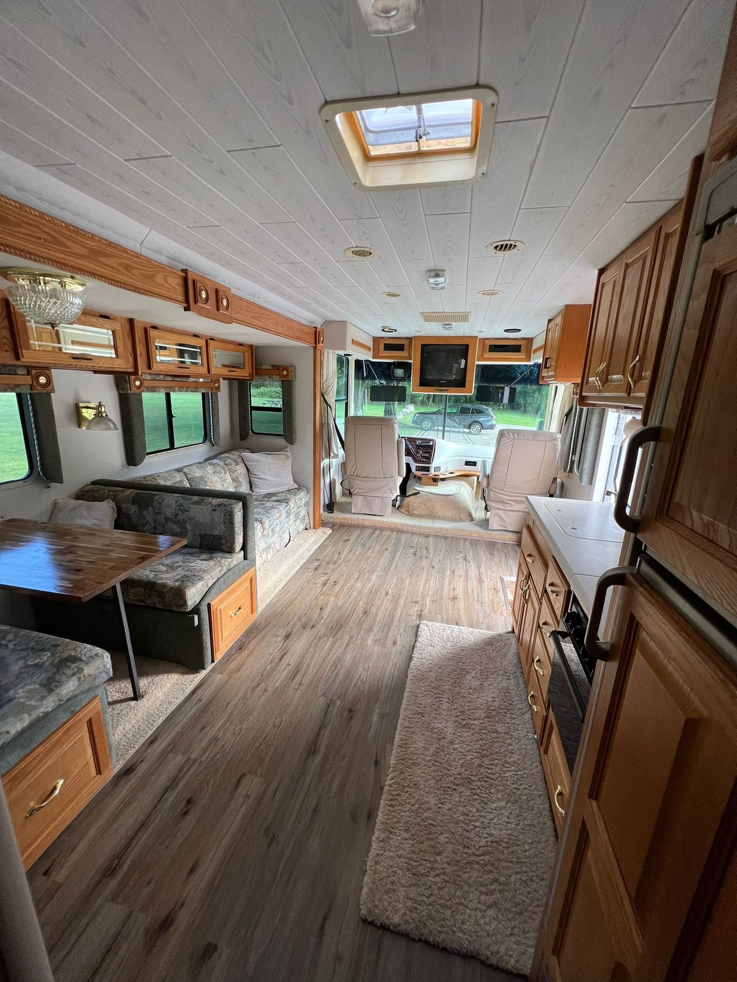 Photo 14 - 2001 Gulf Stream Class A Motorhome rental photo 16