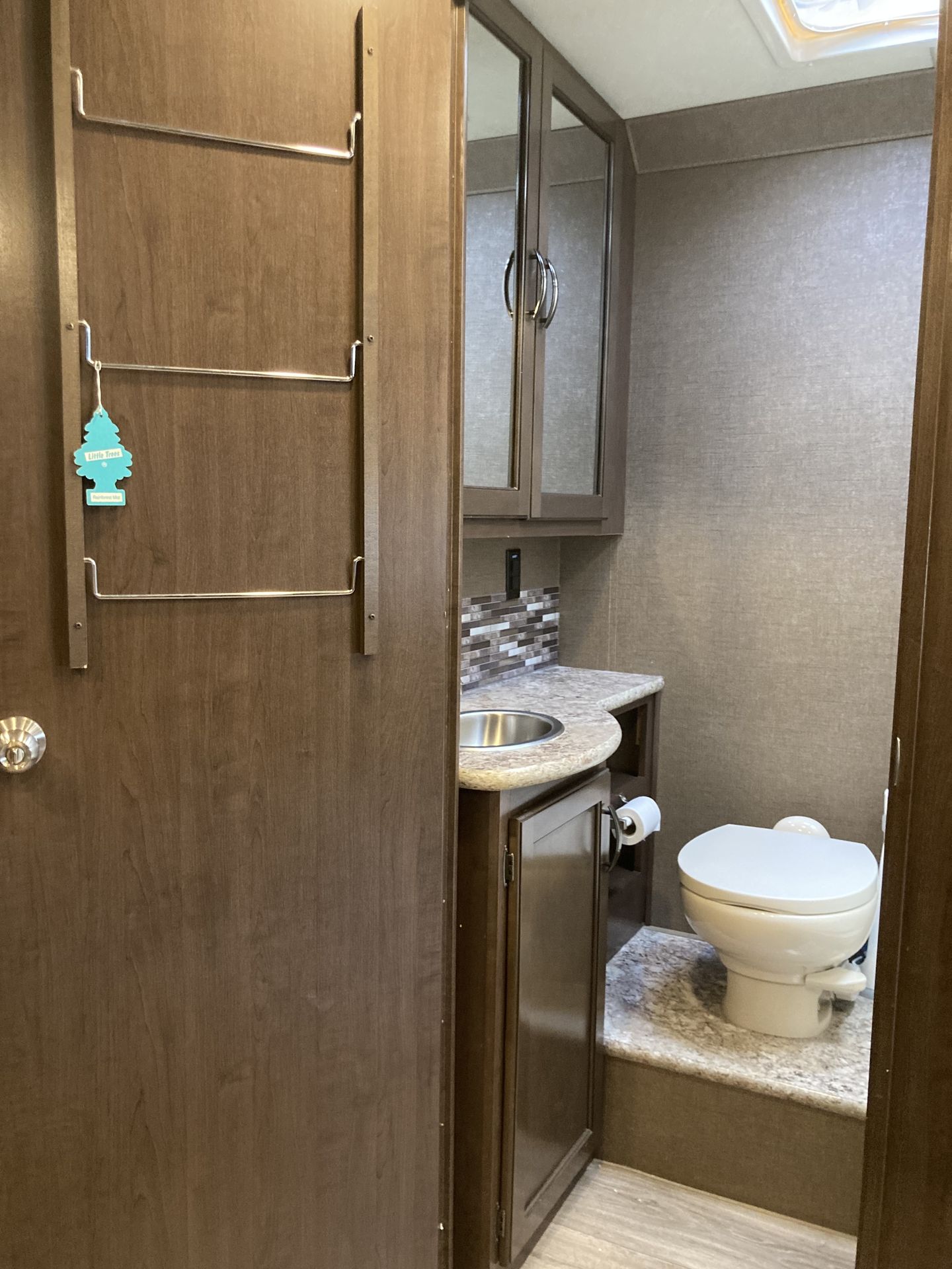 Photo 30 - 2018 Ford Class C Motorhome rental photo 32