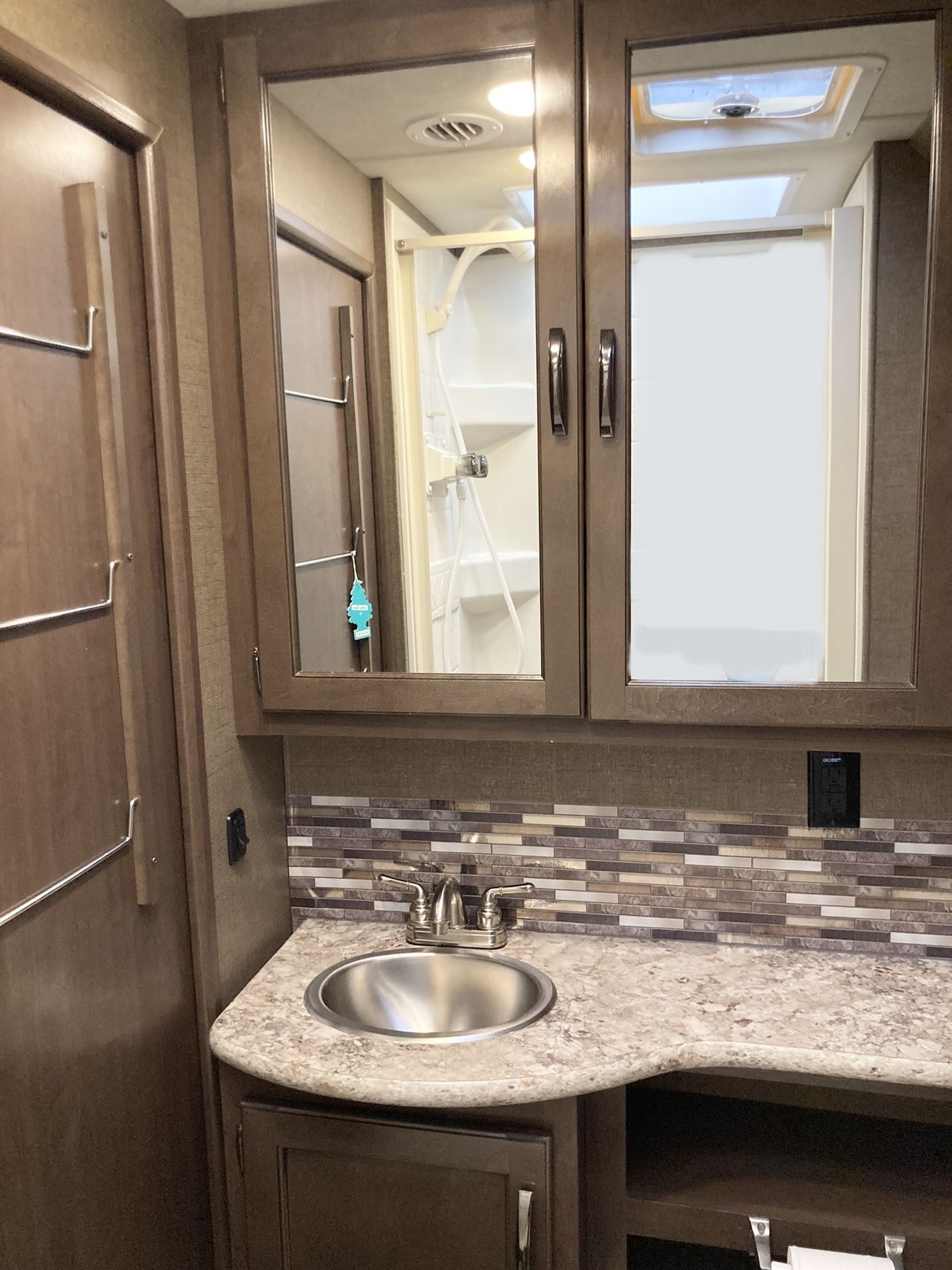Photo 37 - 2018 Ford Class C Motorhome rental photo 39