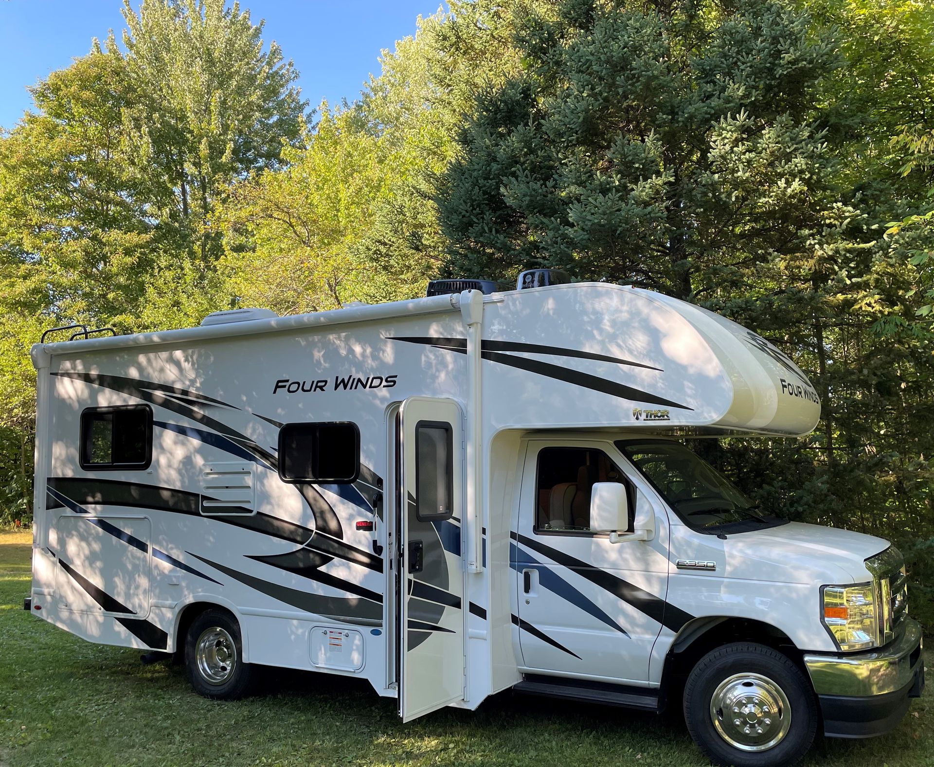 Photo 0 - 2023 Thor Class C Motorhome rental photo 2