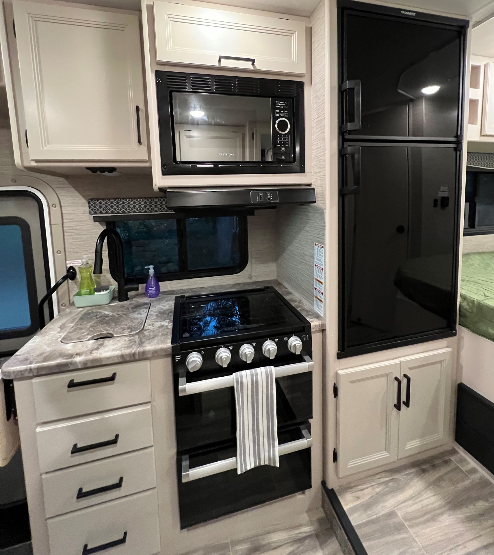 Photo 5 - 2023 Thor Class C Motorhome rental photo 7