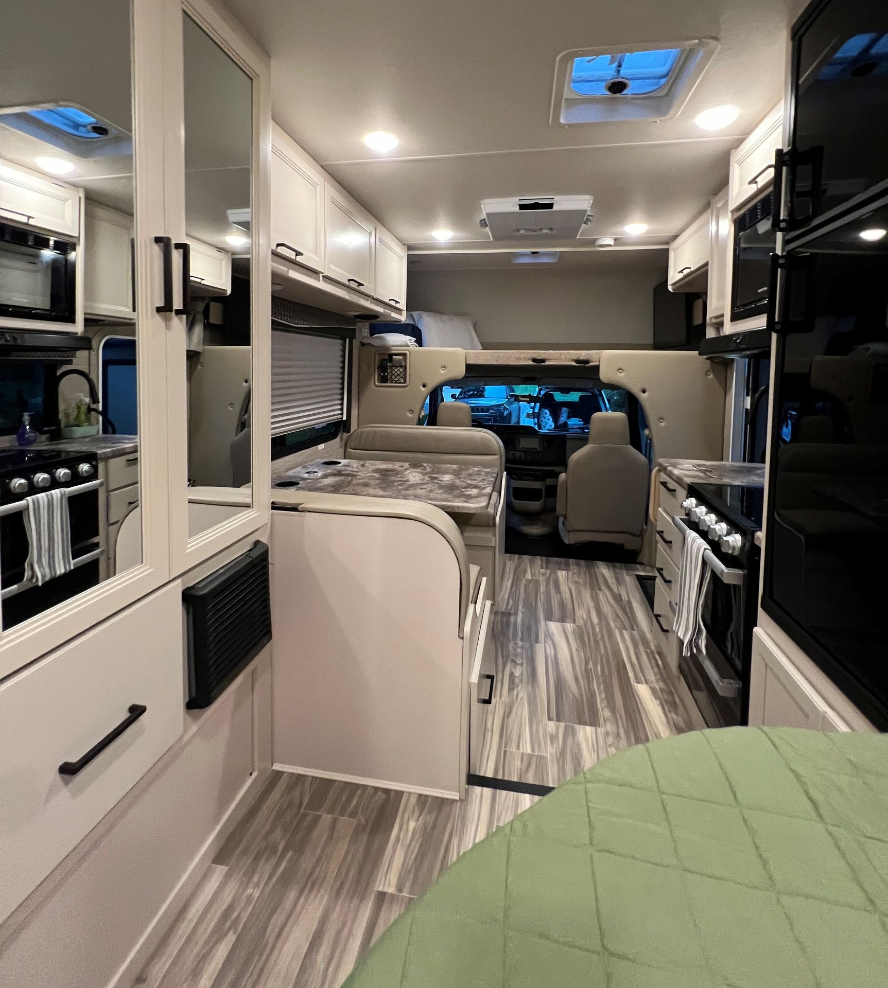 Photo 8 - 2023 Thor Class C Motorhome rental photo 10