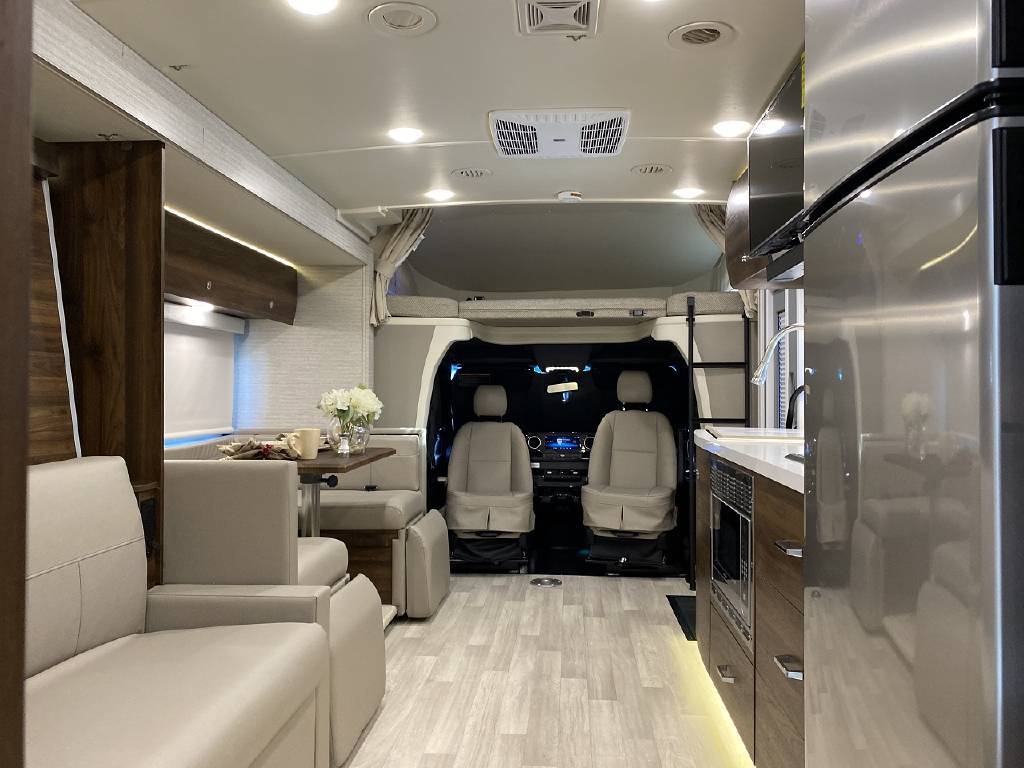 Photo 14 - 2022 Winnebago Class C Motorhome rental photo 16