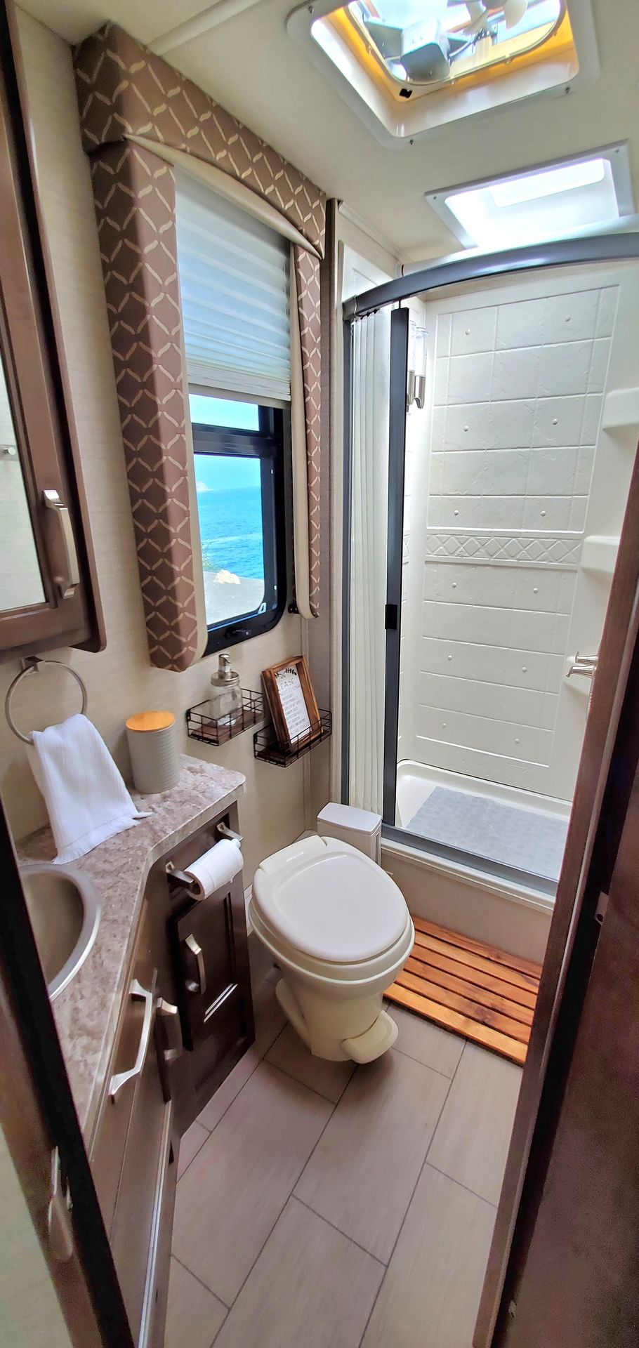 Photo 15 - 2019 Jayco Class C Motorhome rental photo 16