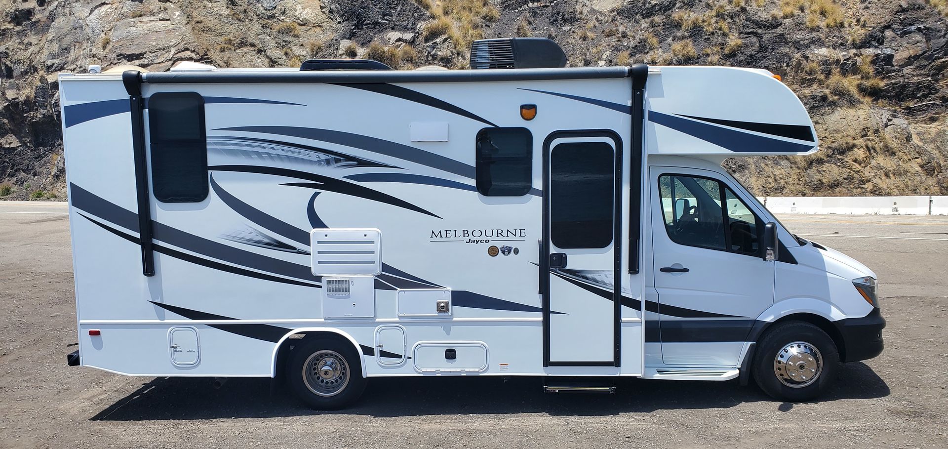 Photo 17 - 2019 Jayco Class C Motorhome rental photo 18