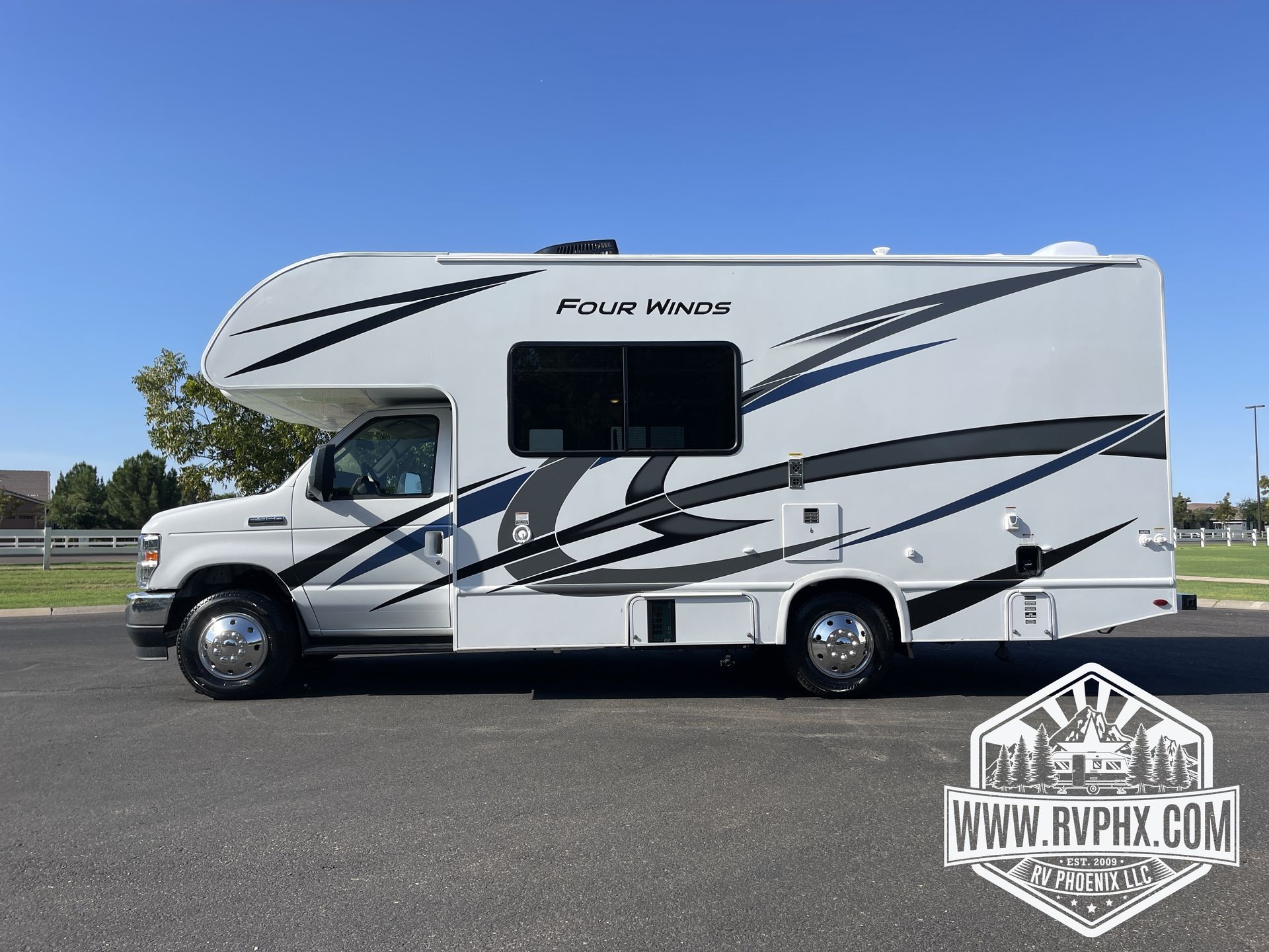Photo 0 - 2023 Thor Motor Coach Class C Motorhome rental photo 2