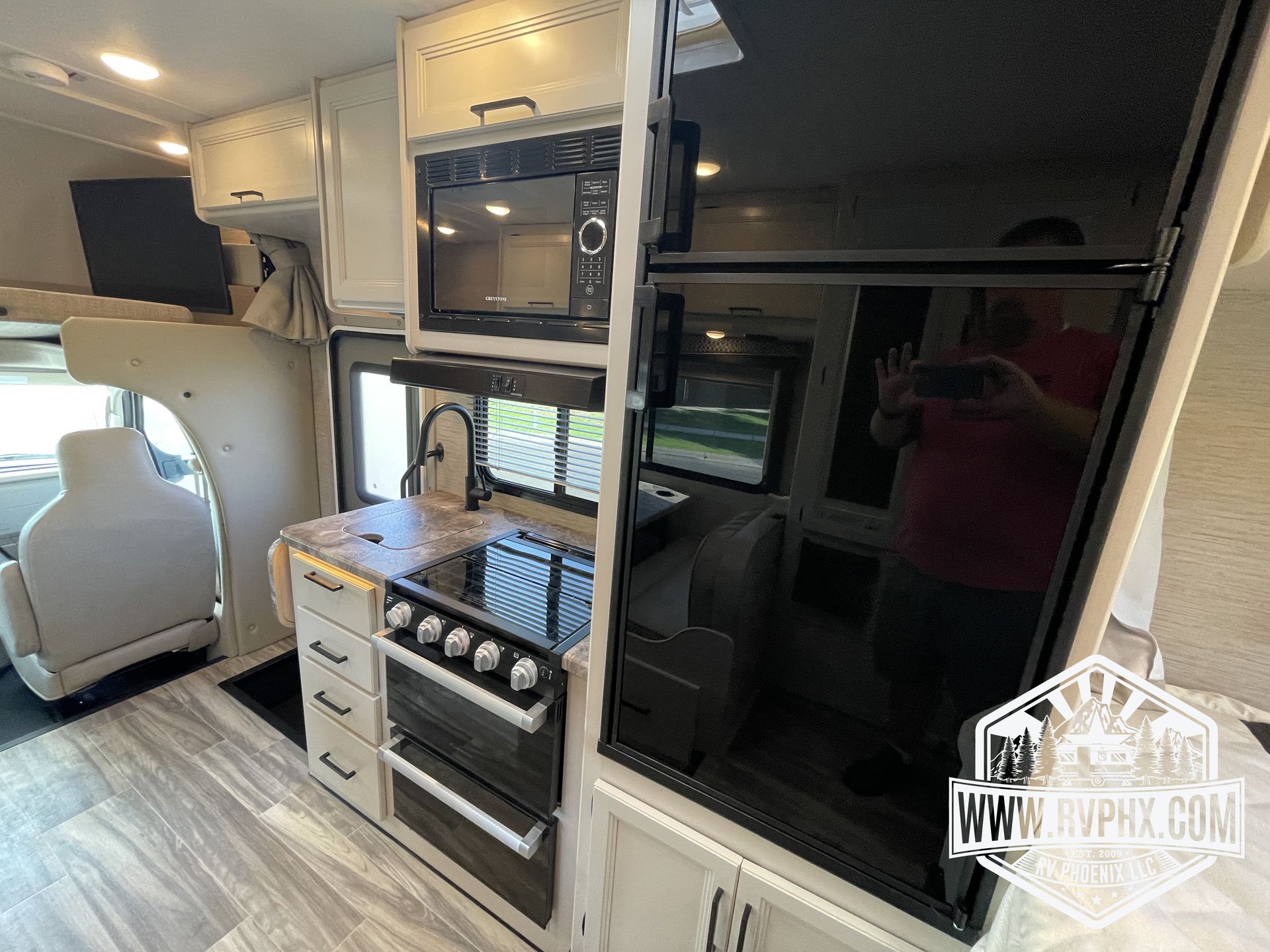 Photo 10 - 2023 Thor Motor Coach Class C Motorhome rental photo 12
