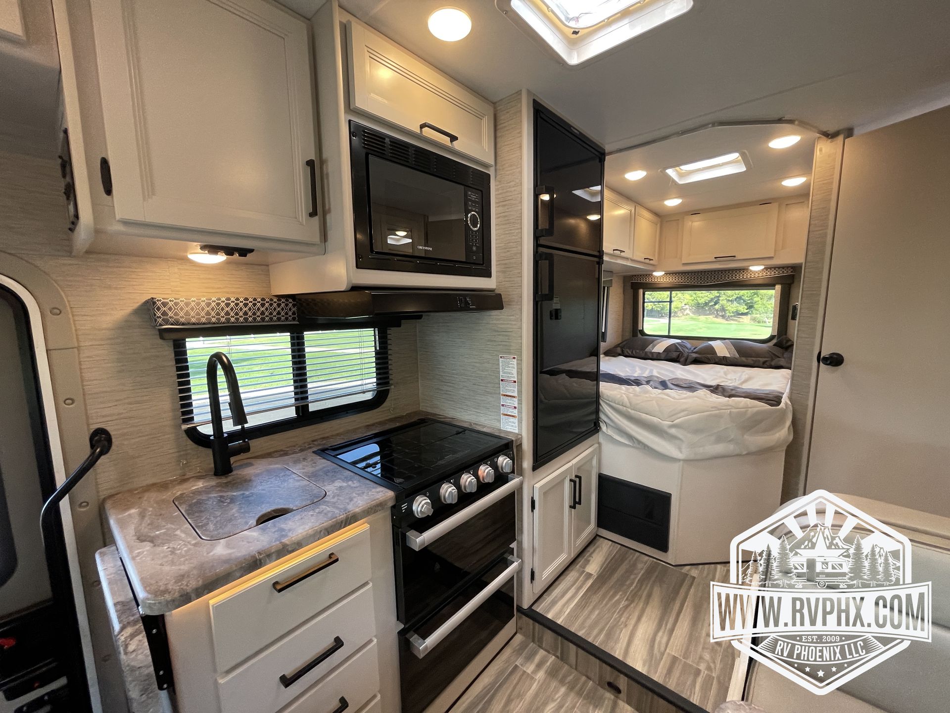 Photo 11 - 2023 Thor Motor Coach Class C Motorhome rental photo 13