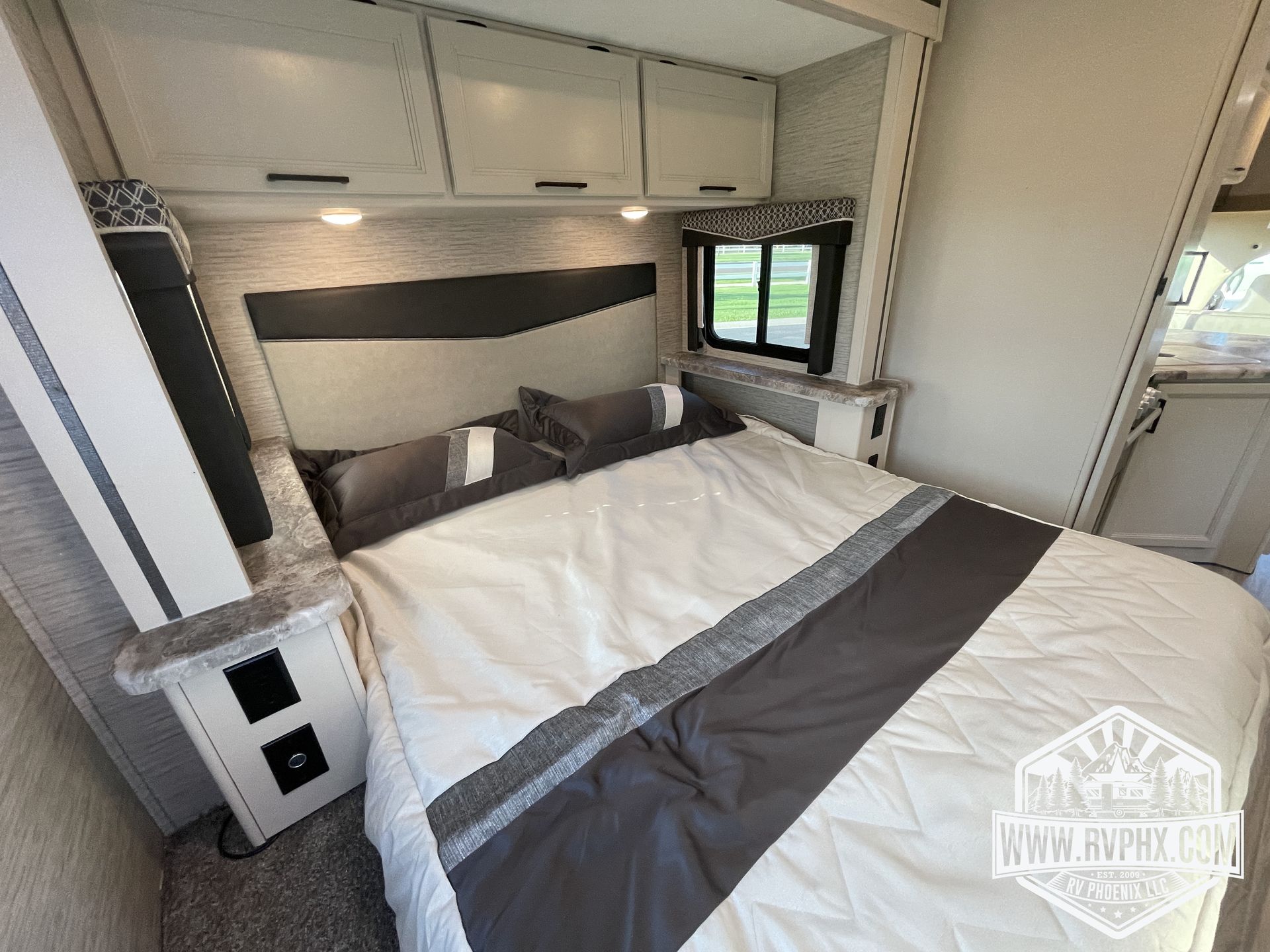 Photo 7 - 2021 Thor Class C Motorhome rental photo 9