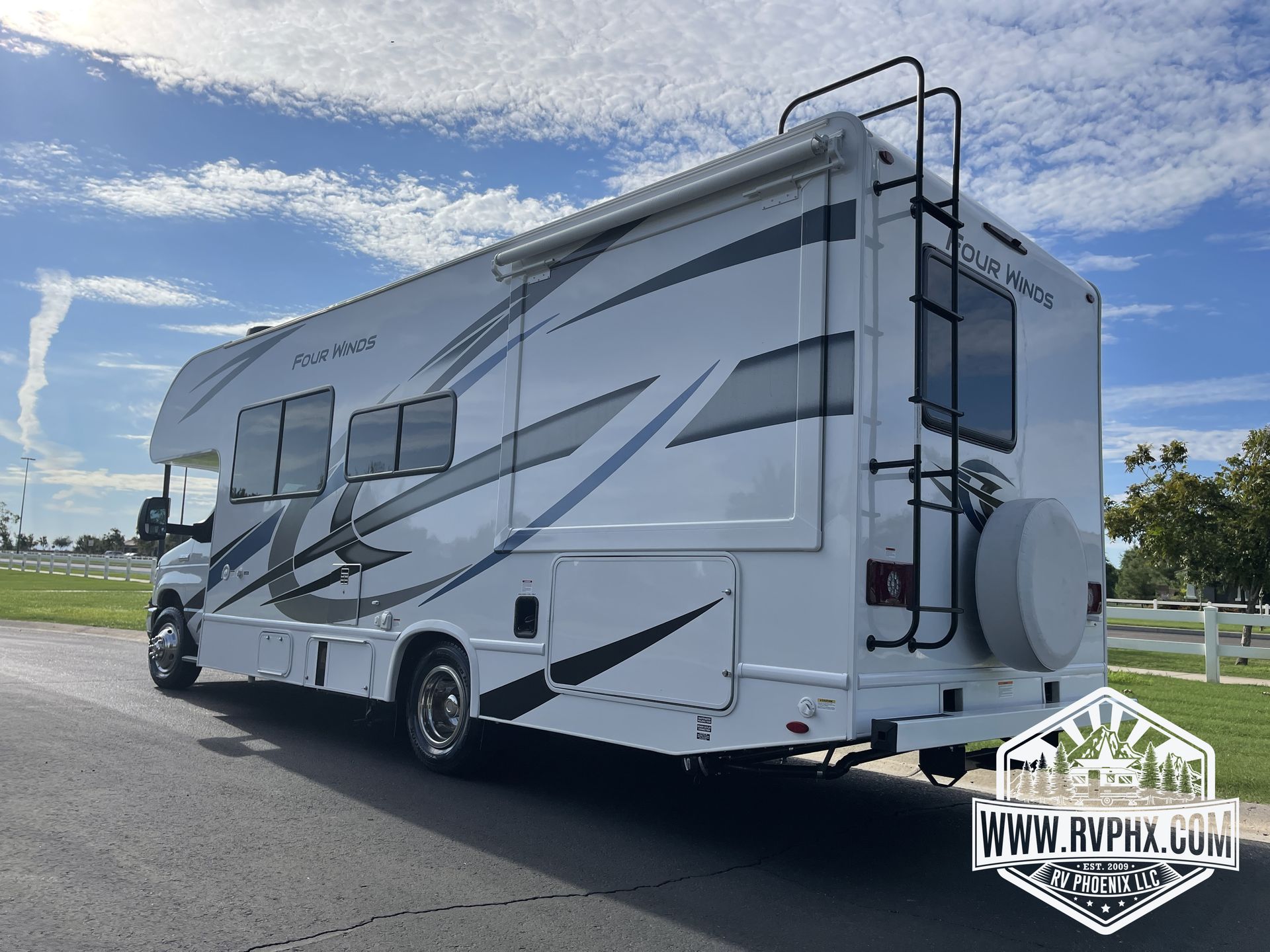 Photo 9 - 2021 Thor Class C Motorhome rental photo 11