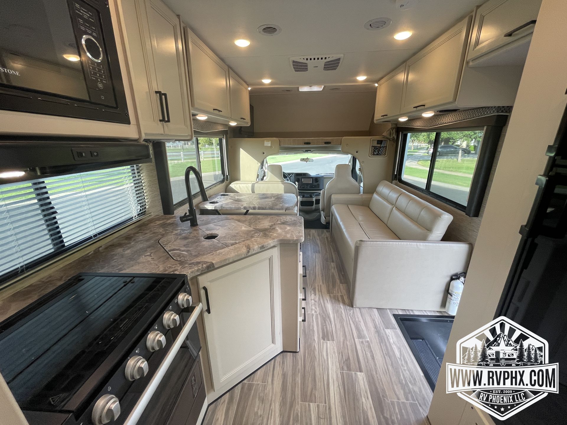 Photo 14 - 2021 Thor Class C Motorhome rental photo 16
