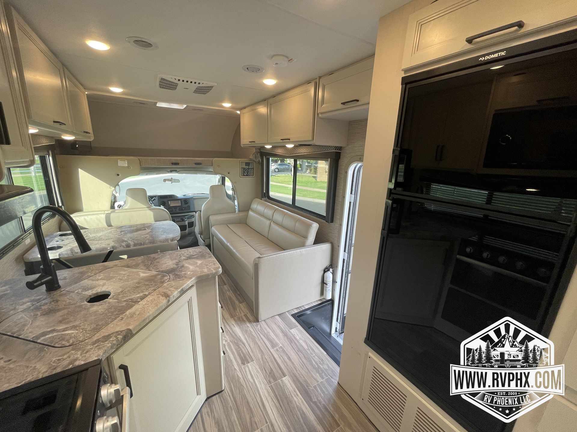 Photo 16 - 2021 Thor Class C Motorhome rental photo 18