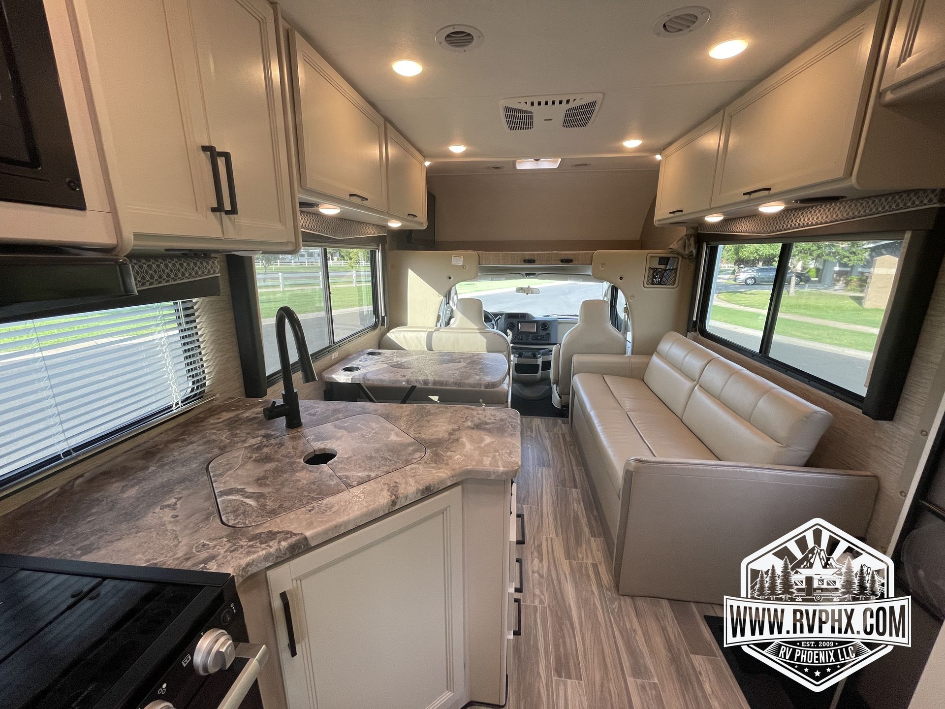 Photo 19 - 2021 Thor Class C Motorhome rental photo 21