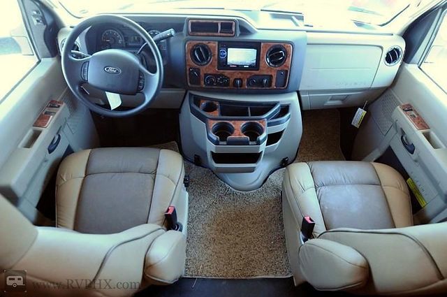 Photo 7 - 2023 Thor Class C Motorhome rental photo 9