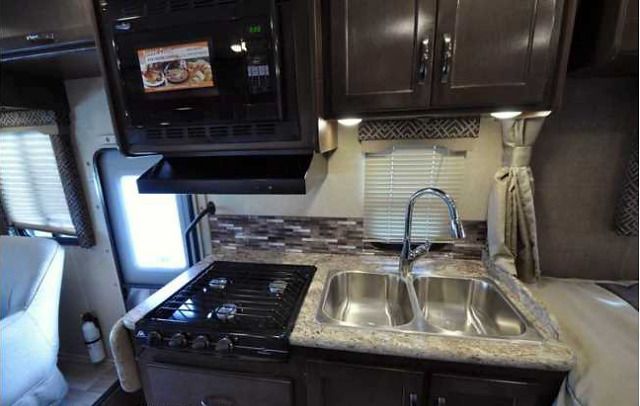 Photo 6 - 2018 Thor Class C Motorhome rental photo 8