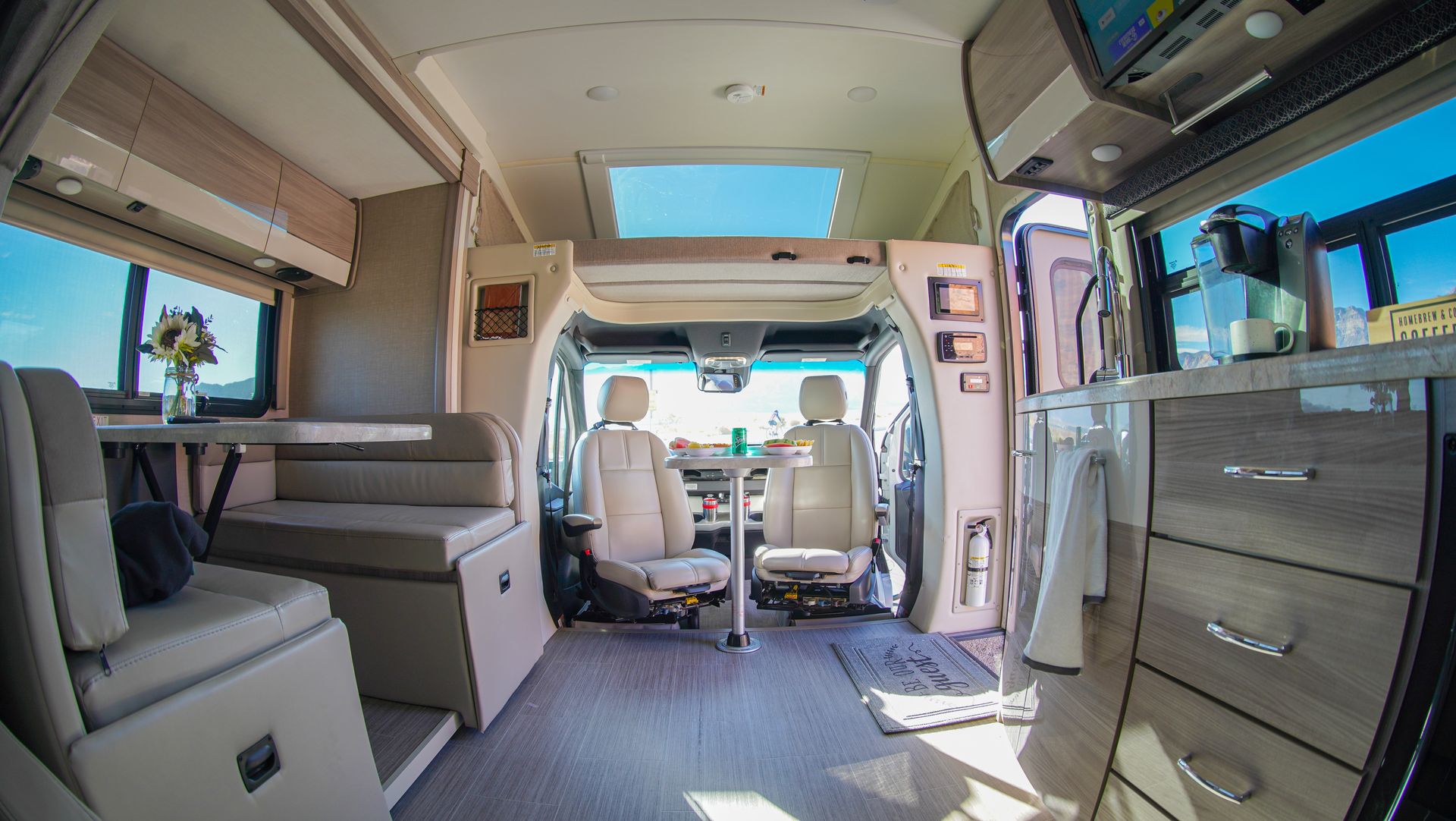 Photo 18 - 2023 Thor Motor Coach Class C Motorhome rental photo 20