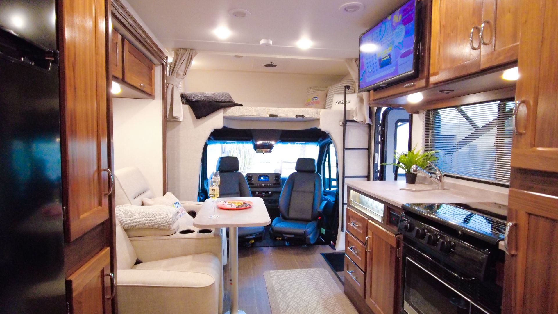 Photo 6 - 2020 Winnebago Class C Motorhome rental photo 8