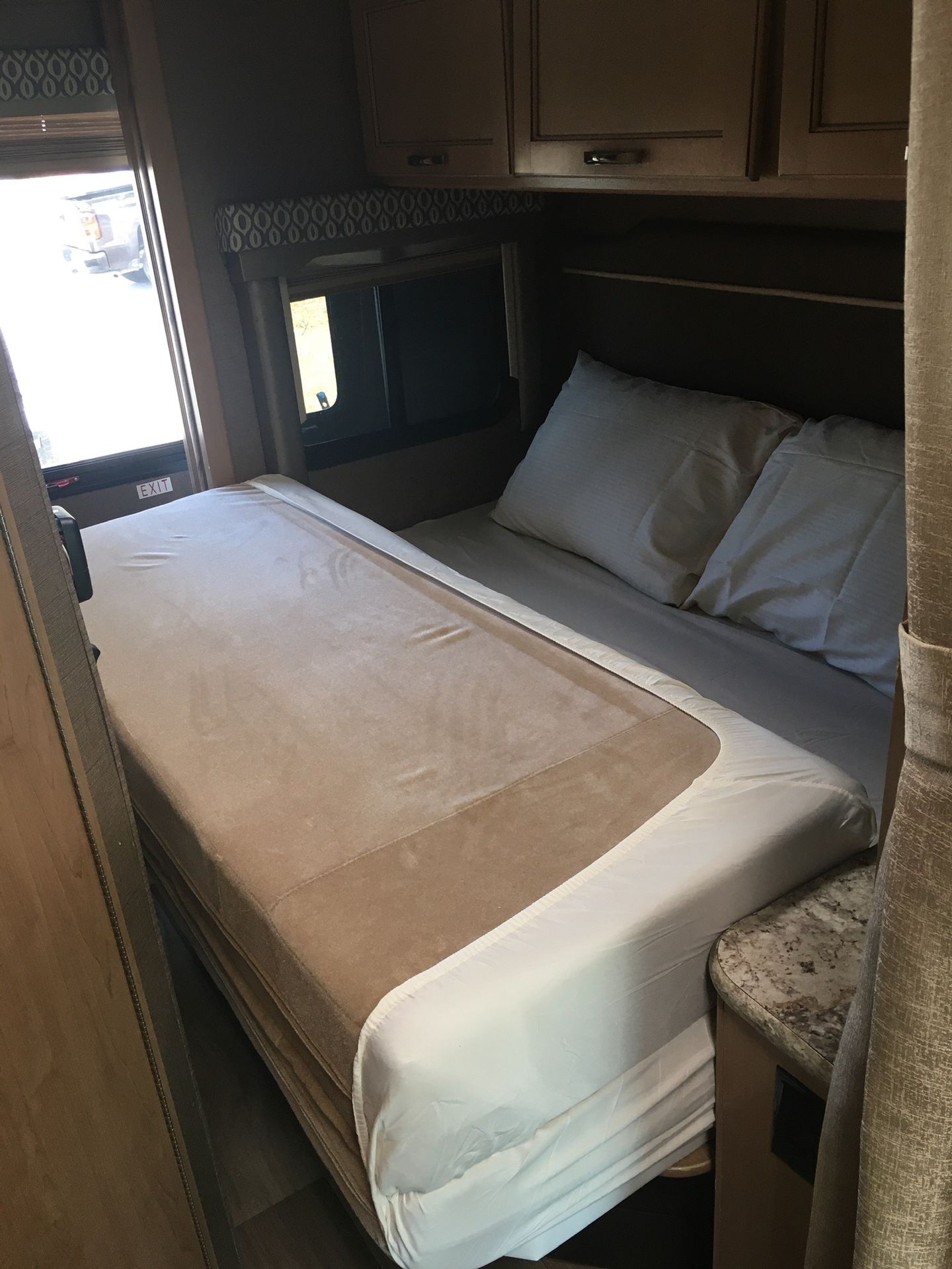 Photo 7 - 2018 Thor Motor Coach Class C Motorhome rental photo 9