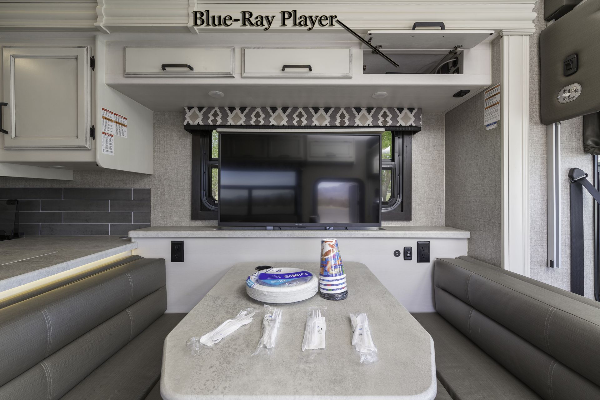 Photo 9 - 2021 Ford Class C Motorhome rental photo 11