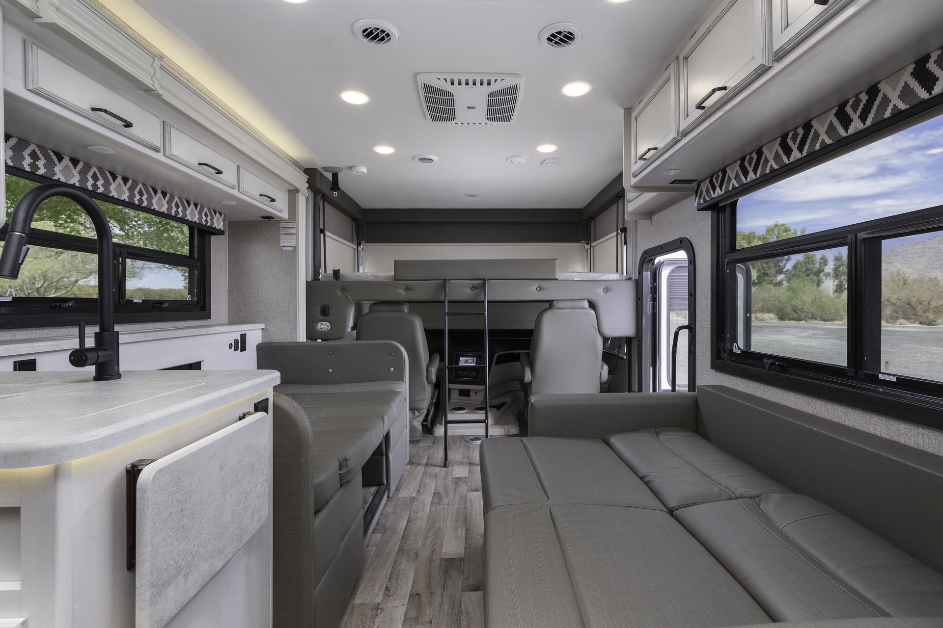 Photo 18 - 2021 Ford Class C Motorhome rental photo 20