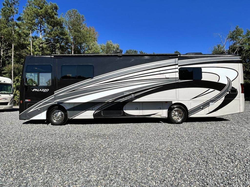 Photo 2 - 2017 Thor Motor Coach Class A Motorhome rental photo 21