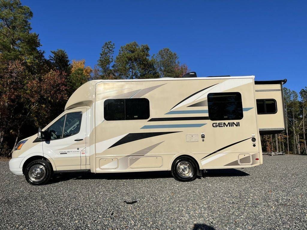 Photo 2 - 2017 Thor Motor Coach Class C Motorhome rental photo 17