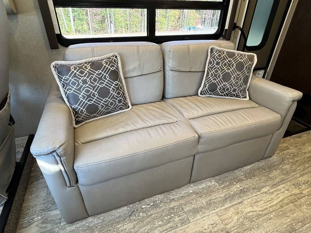 Photo 3 - 2020 Thor Motor Coach Class A Motorhome rental photo 27