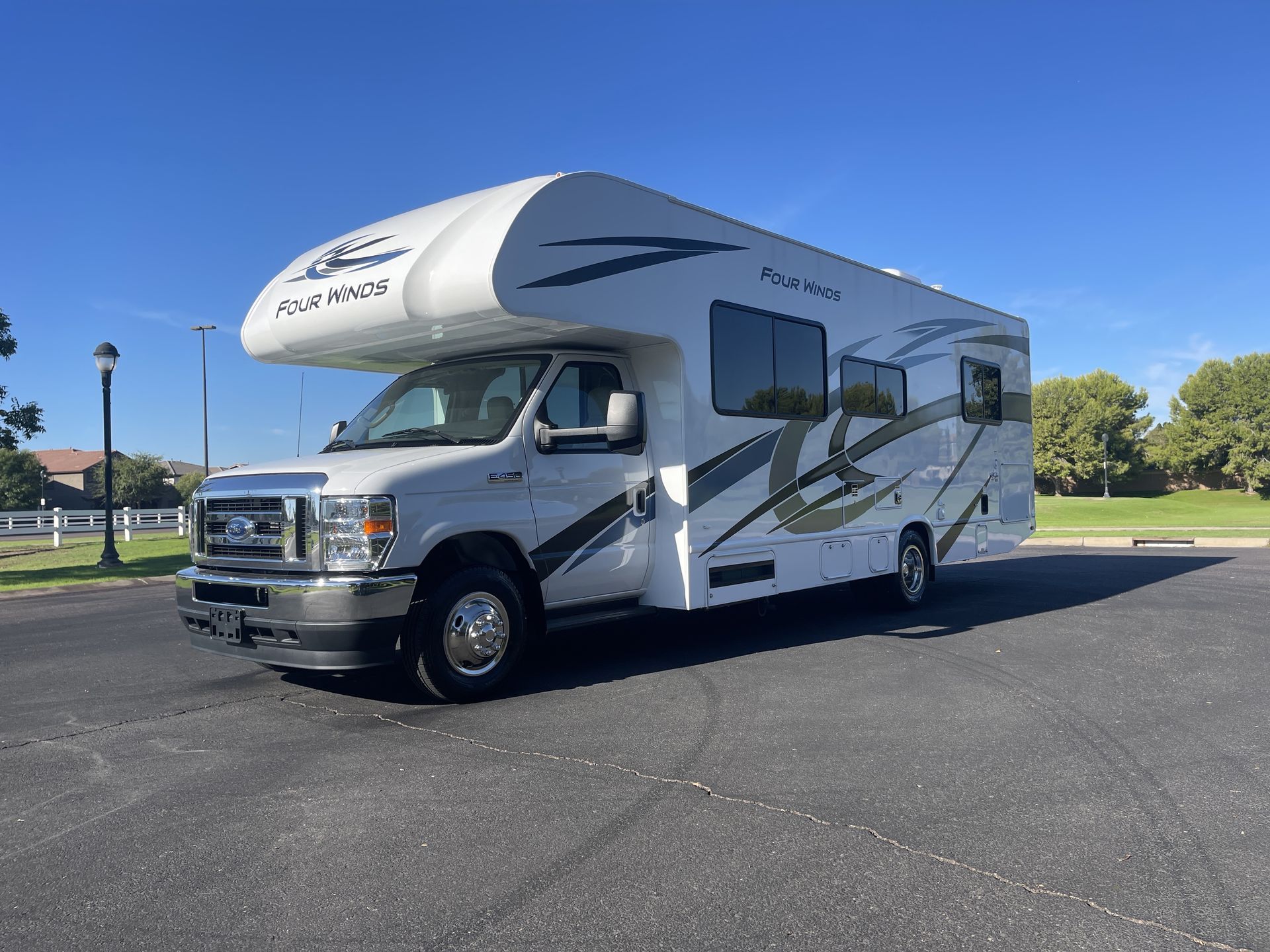 Photo 2 - 2023 Thor Class C Motorhome rental photo 4