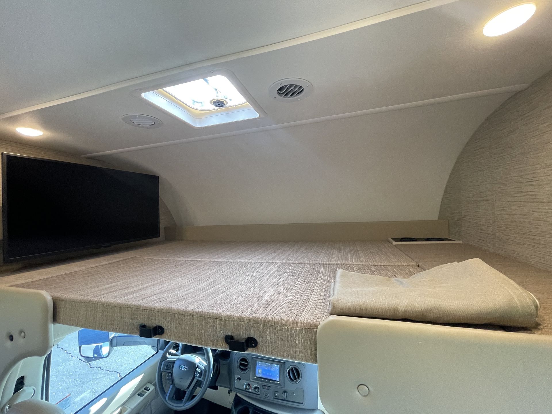 Photo 6 - 2023 Thor Class C Motorhome rental photo 8