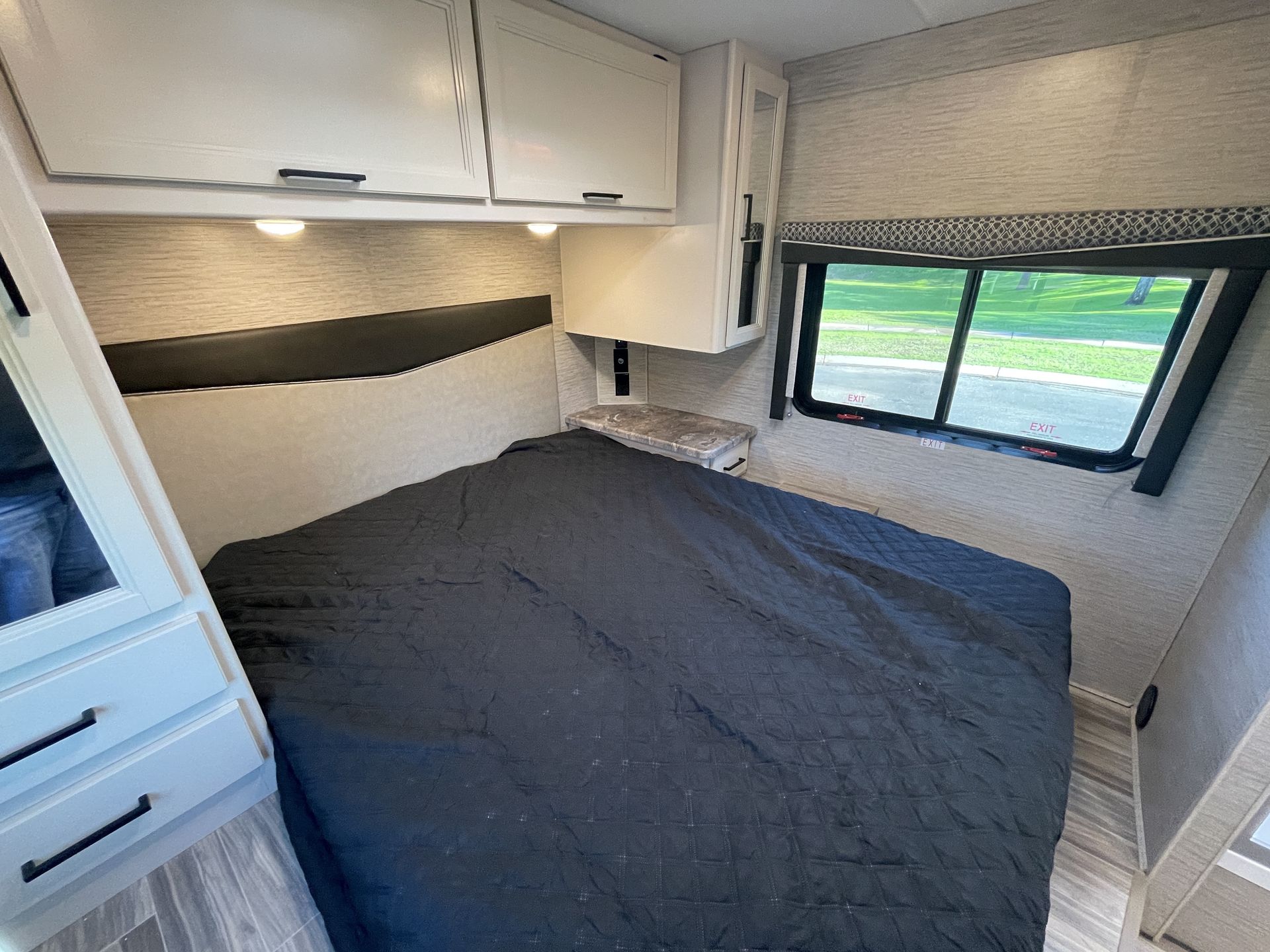 Photo 7 - 2023 Thor Class C Motorhome rental photo 9