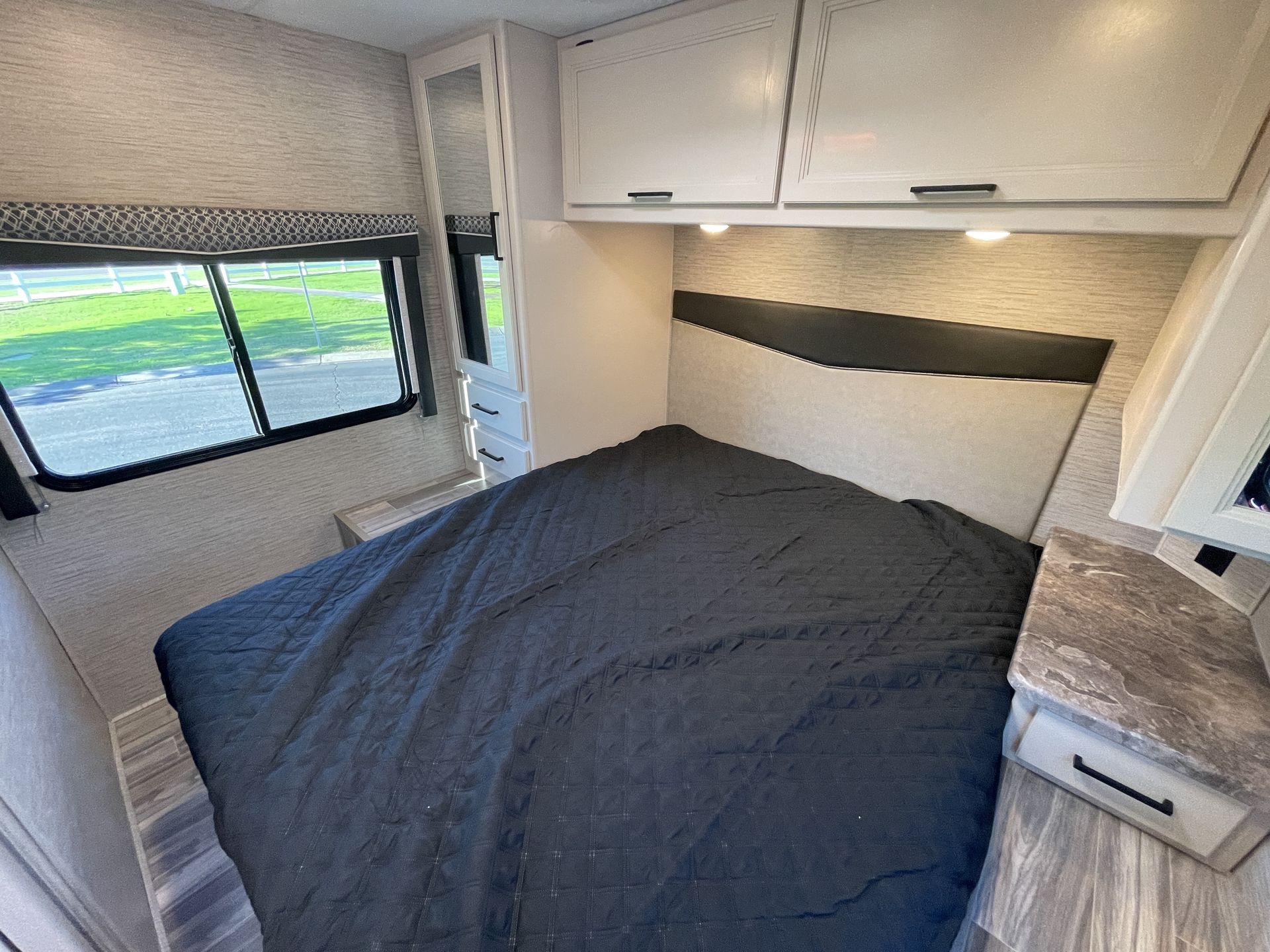 Photo 11 - 2023 Thor Class C Motorhome rental photo 13