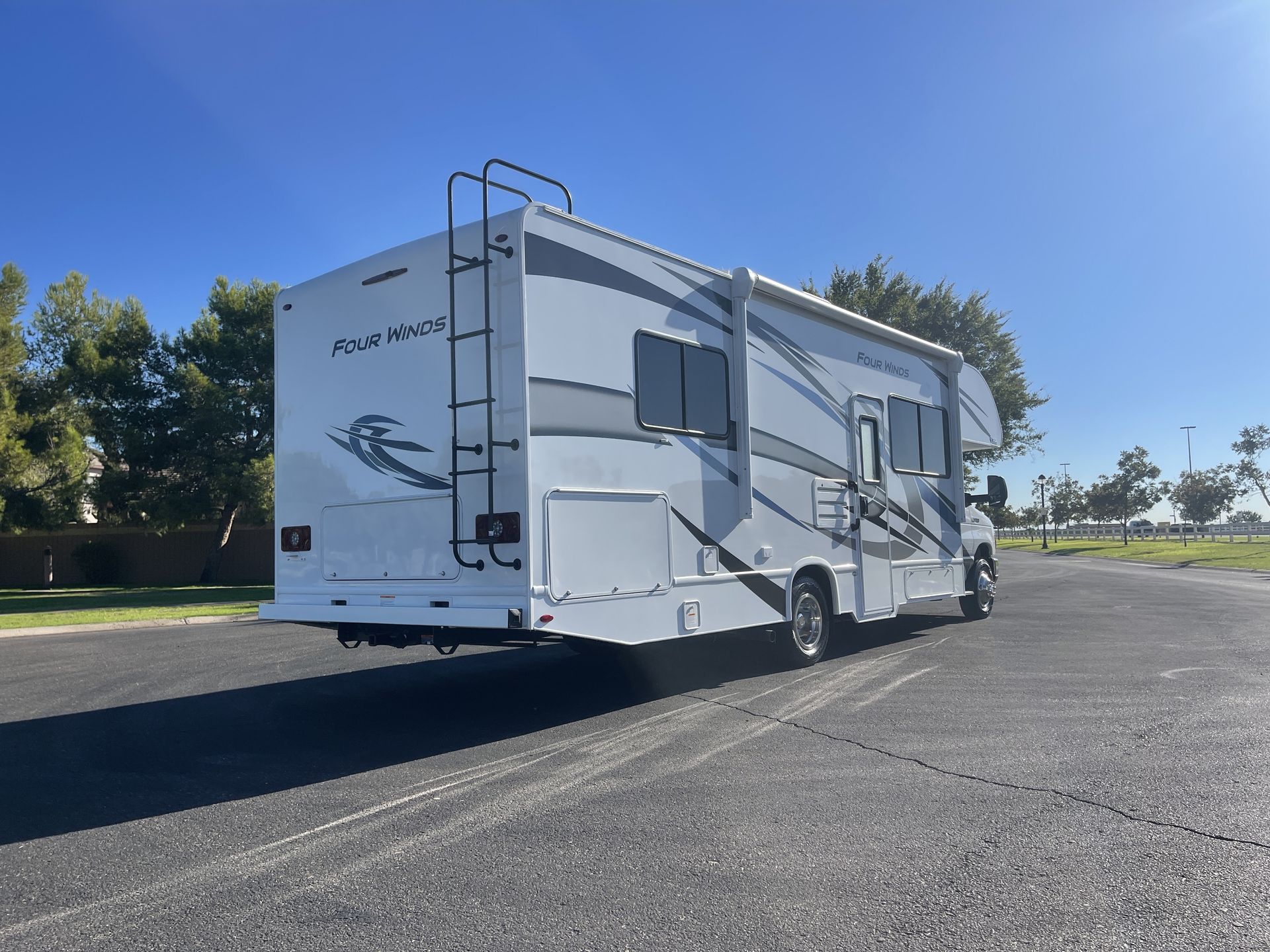 Photo 14 - 2023 Thor Class C Motorhome rental photo 16