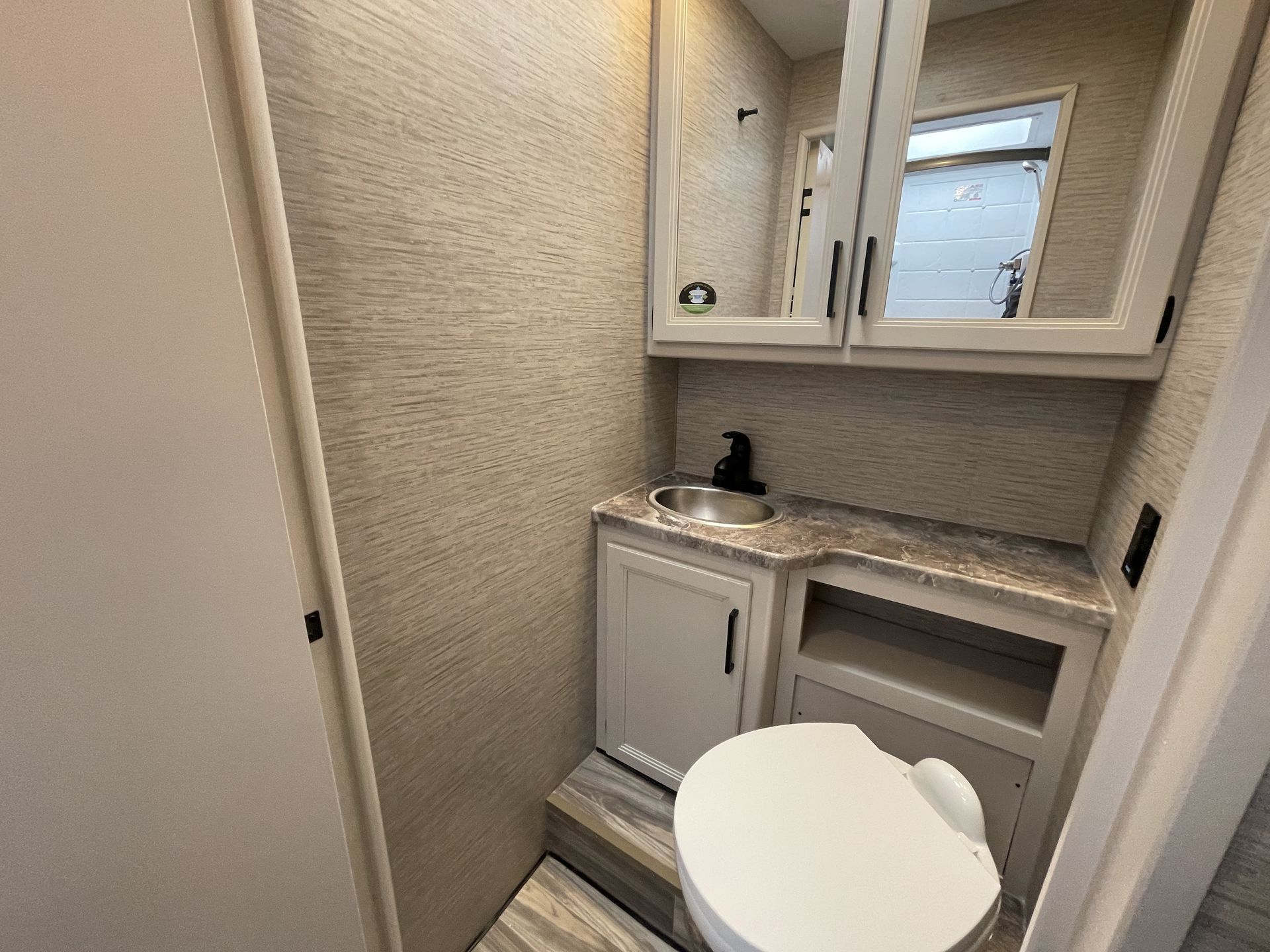 Photo 18 - 2023 Thor Class C Motorhome rental photo 20