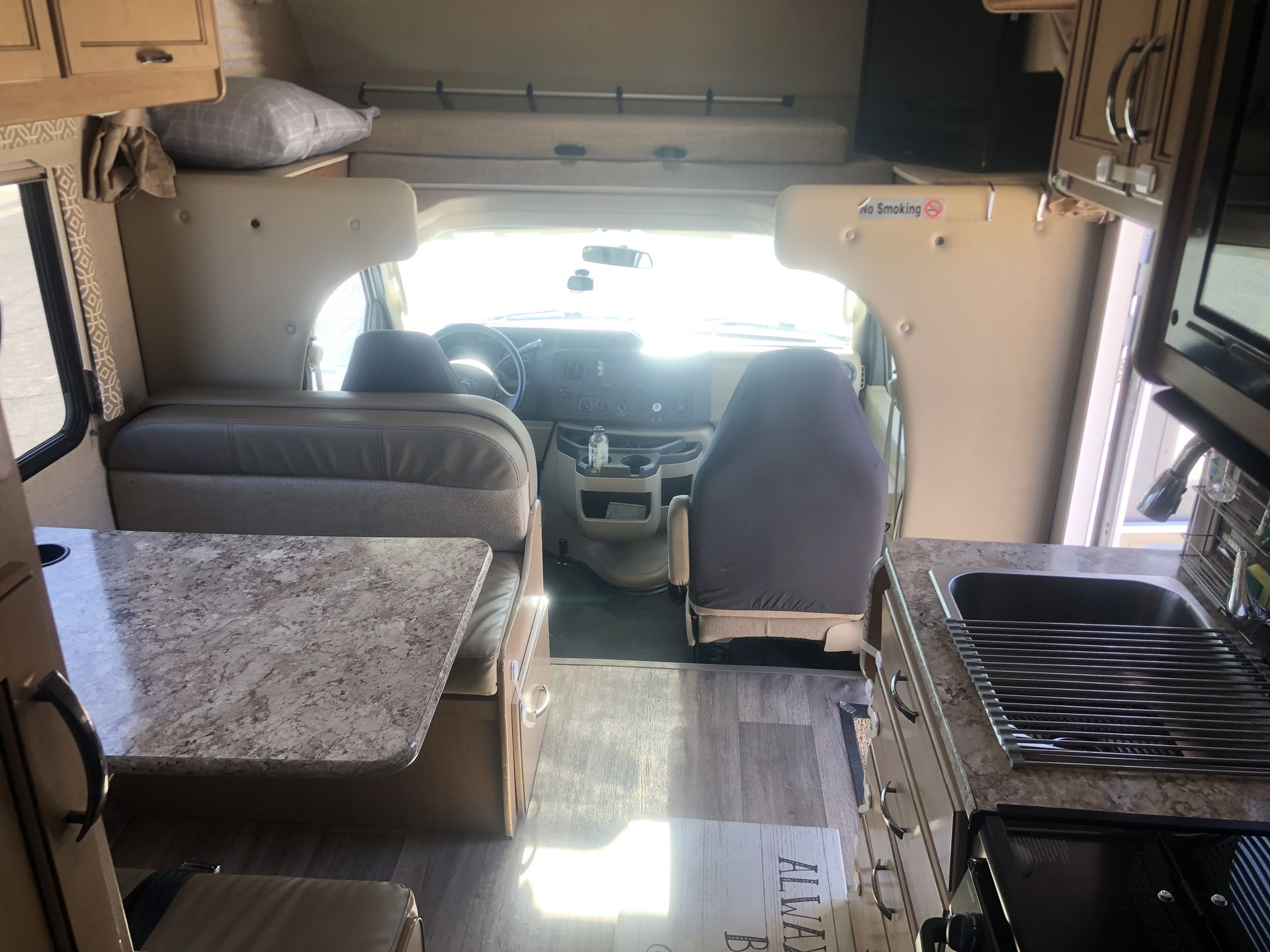 Photo 15 - 2018 Thor Motor Coach Class C Motorhome rental photo 17