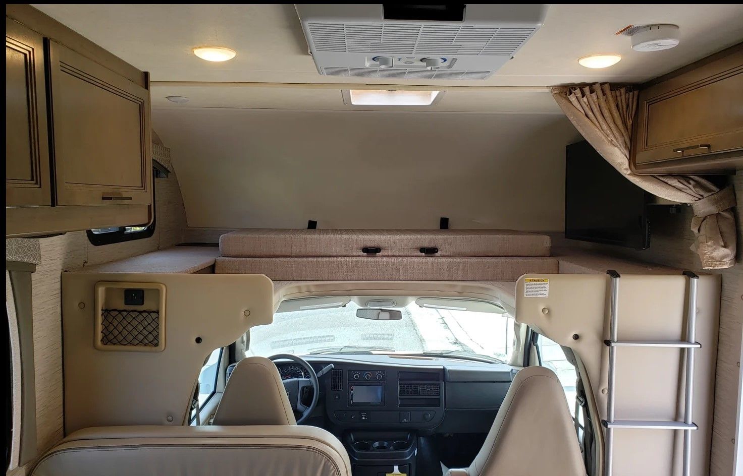 Photo 1 - 2021 Thor Motor Coach Class C Motorhome rental photo 8